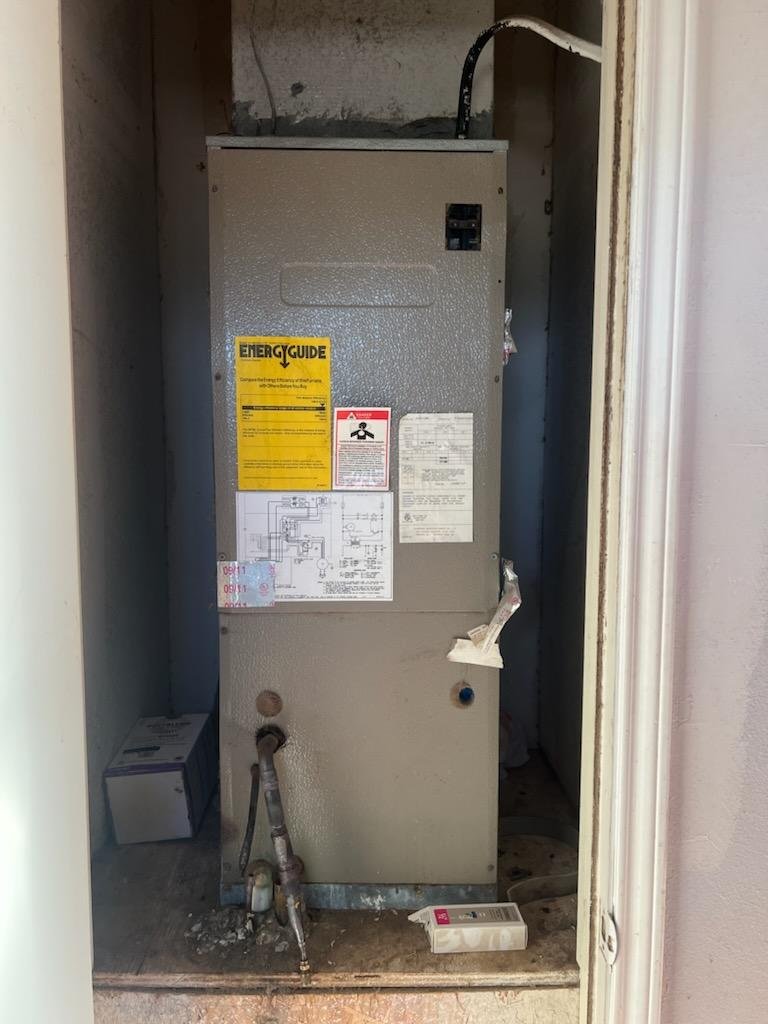 Daikin mini split head providing supplemental heating